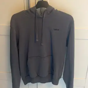 Säljer en mörkgrå Hoodie från hm. Den är för liten för mig. Bra skicka Kostar ca 200 kr ny