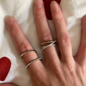 Tre ”stacking” ringar  - Tre supersöta ringar, aldrig använda då dem tyvärr är för stora för mig. Perfekta för att fylla ut, ”stacking”. 50kr för alla tre. 