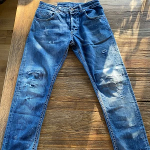 Dondup Jeans - Tjena, säljer dessa asfeta Dondup jeansen i modellen conway och i storlek 32. Byxorna har inga tecken på användning och är alltså i väldigt bra skick. Har ni några frågor eller funderingar så är det bara att skriva!