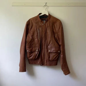 Brun läderjacka - Brun läderjacka. Många fickor. Fint skick Unisex. Zara man köpt second hand