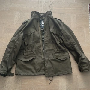 Field Jacket - Säljer pga att den köptes för stor