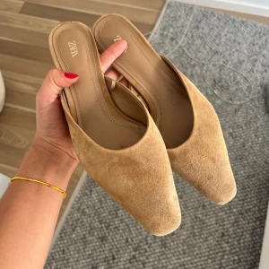 Låga beiga klackskor - Låga klackskor från zara. Stl 37