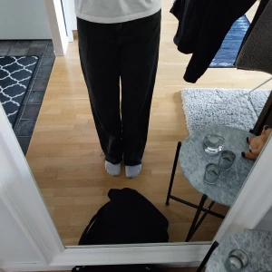 Svarta jeans  - I gått skick raka i benen 