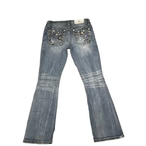 Miss me jeans  -  Super fina och härliga Miss me jeans i storlek 28,midja 38, ytterbenslängd 100, innerbenslängd 80 och ben öppning 22! Obs finns inte bilder på då de ej passar på mig!🦋🫶🏻