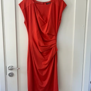Tiger of Sweden klänning  - En orange fin klänning som är figursydd. Längden går ovanför knäna. Finns dragkedja i ryggen.  Hade denna på ett bröllop använd en gång. Tyvärr får jag inte på mig den längre.