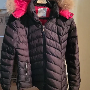 Säljer en svart moncler jacka  - Säljer en svart moncler jacka i helt ny skick. Storlek S och M 