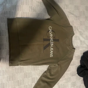 Calvin Klein Jeans Sweatshirt  - Storlek s tvättt 2 gånger aldrig använt nästan. 