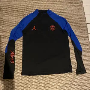 Träningsjacka/tröja från Nike Jordan(PSG). Köpt på barnavdelningen i stor storlek, passar mig som har XS/S i storlek annars. 