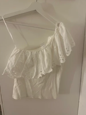 One shoulder linne zara  - Jätte snyggt one shoulder linne från zara den är från kids och är i storleken 164 men passar xs-m skulle jag säga säljer då den var lite konstig i passformen (Lånad bild) köpt av en annan här på plick tryck inte på köp nu 💕