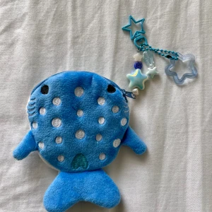 Valhaj myntbösa 🫧🐳🌊 - Valhaj myntbösa i blå stjärna!! ˚˖𓍢ִִ໋🌊🐳˚˖𓍢🫧ִ✧˚. OBS! Skriv via DM innan du trycker på Köp nu! <3