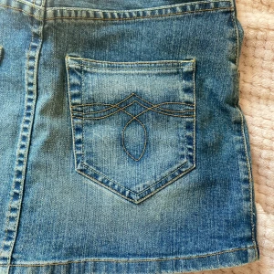 Jeanskjol - Bredd ca 36 cm, höjd ca 34 cm. Passar ej så finns inga bilder med de på, skriv i DM vid frågor 💗