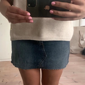 Lågmidjad jeanskjol  - Kort Lågmidjad jeans kjol (minikjol) från only. Storleken är bortklippt men är storlek 36💖