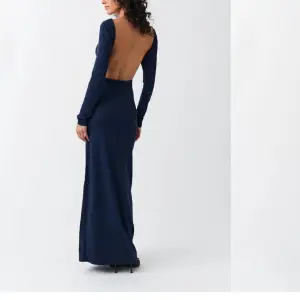 Säljer den populära Gina tricot klänningen i marinblå med öppen rygg. Slutsåld i princip överallt. Skriv för bilder/frågor💕