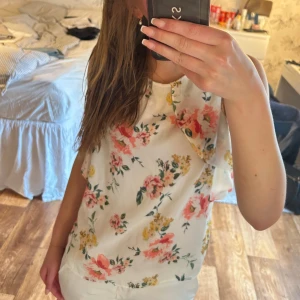 Somrig blus  - Bra skick förutom ett litet hål som knappt syns, sista bilden. Brukar ha xs/s & är ca 170💕