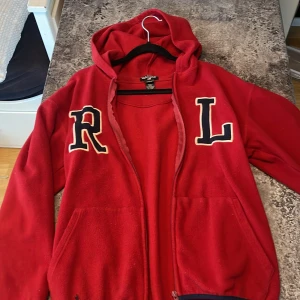 Ralph lauren Zip - Säljer för aldrig använd och bara tar plats i garderoben, skick 7/10.