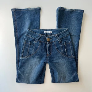 Bootcut jeans - Vintage midrise bootcut jeans från Ipnoz Jeans. Midjemått: 68 cm, 34 cm rakt över. Stretchiga. Innerbenslängd: 80 cm. Min vän på bilderna är 167 cm 💓