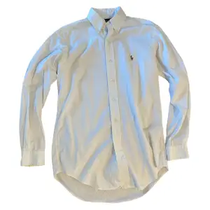 Säljer en Ralph Lauren skjorta i storlek M. 9,5/10 skick, inga defekter bara använd en gång. Nypris: 1700kr, Vårt pris: 449kr. Modellen är 190 cm lång. Hör av er vid frågor eller funderingar 