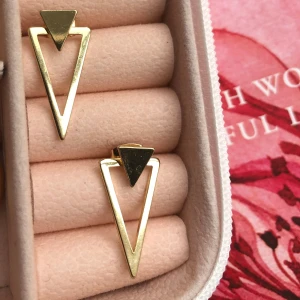 Triangel örhängen  - Fina guldpläterade örhängen, helt nya. 2,4x1,2 cm 