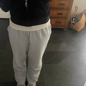 Pyjamasbyxor  - Blå-randiga pyjamasbyxor. Bra skick nån defekt vid fickan. 💗