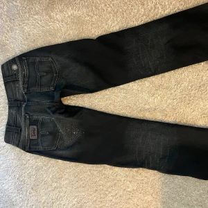 Lågmidjade jeans - Skitsnygga lågmidjade jeans med pärlor på från lois! 🤍 Säker för att dom är lite försmå😪