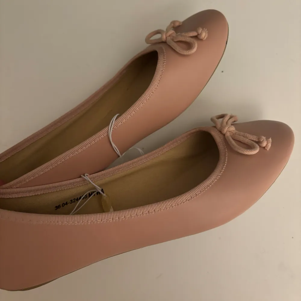 Säljer dessa helt nya ballerina skorna från Din Sko. Aldrig använda, strl 36 men sitter som en 37-38💕💕. Skor.