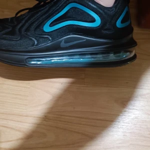 Nike Air 720 - Säljer nu mina blå-svarta Nike 720 för att dem ej kommer till användning. Dem är väldigt sparsamt använda. Skick 9/10. Kommer ej i orginal kartong.