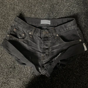 One teaspoon shorts - Säljer dessa super fina shorts från One Teaspoon som tyvärr har blivit för små. Dessa är i storlek 24!