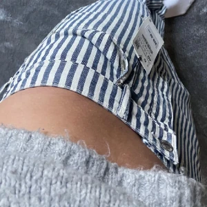 Zara jeans - Snygga randiga jeans från zara🤍💙 passar mig som bär S (sitter lågmidjat)