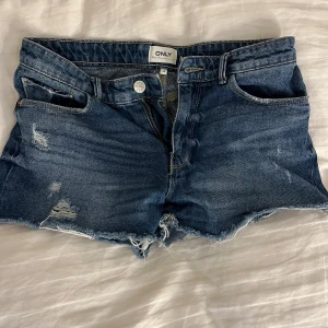 Lågmidjade jeansshorts - Säljer då de ej passar, storlek 26/ midjemått 37x2 Aldrig använda
