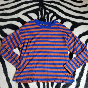 Långärmad blå och orange färgad randig tröja från monki, använd typ 2 gånger, mycket bra skick.