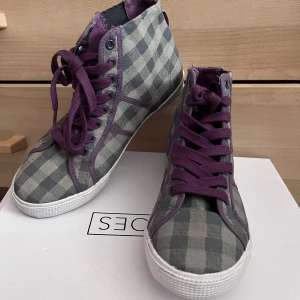 Sneakers - Tyg skor i nästan helt nytt skick! Endast använda 1 gång! sen har de bara legat i en låda. Sann i storlek