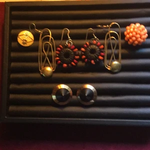 Vintage Smycken  - Tvålar örhöngen för hål ett par 50tal clips och två ringar med töjbara skenor 