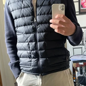 Moncler cardigan - Blå cardigan i storlek S som passar bra för personer som är ca 168-177. Den ser ut att vara helt fabriksny. Säljer denna för att jag växt ut den under förra sommaren och sedan dess inte använt den. Hör av dig om frågor, pris med mera!