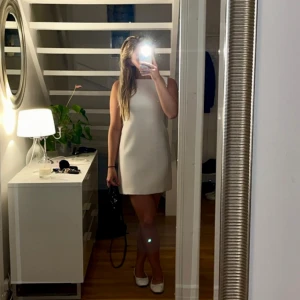 Vit somrig klänning☀️ - Storlek M, aldrig använd men kunde inte lämna tillbaka då lappen åkte av😞Dubbla tyg och tjockare vilket hjälper den att hålla formen samt inte bli genomskinlig oavsett ljus! Elegant stil, köpte inför studenten men passar även till andra tillfällen!!🫶🏼