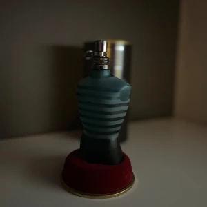 Jean Paul Gaultier  le Male 125 ml  - Riktigt go parfym, nypris 1,2 ish, 125 ml men just nu kanske 75 ml kvar skulle ja gissa, tänker mig runt 500-600, kan gå ner om det blir en snabb affär😄 tveka inte o hör av dig!