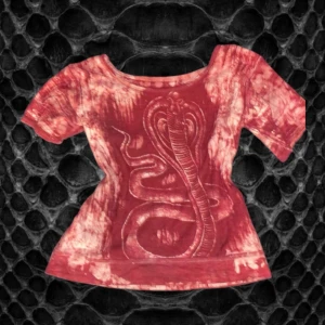 Tie dye tröja med kobra på💖 - Super fin tie dye t-shirt med en kobra på💖köpte den utomlands men har glömt villket land de var för de var aå länge sedan💖