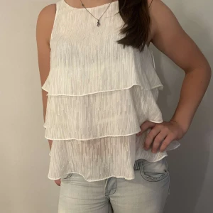 Fin blus! - Söker denna fina vita blus i strl S säljer en likadan i ljusblå!💕💕 