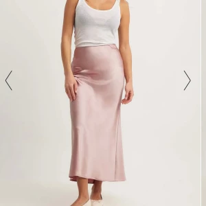 Satinkjol Chiquelle  - Kjol i satin från Chiquelle med prislapp kvar