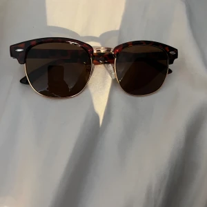 Bruna solglasögon  - Jag säljer mina jätte snygga sol glasögon. Aldrig använda, skick=10/10. (Låda tillkommer självklart)