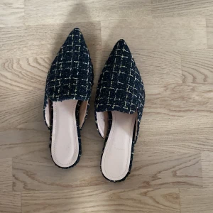 Fräscha slip-ins strl 37 - Fräscha och oanvända slip in skor i storlek 37. Svart och guld.