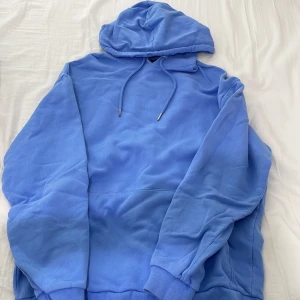 Blå hoodie  - Blå hoodie i bra skick💗 inga defekter