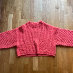Stickad tröja  - Orange/rosa, kort, stickad tröja från Gina tricot i storlek S. Nästan aldrig använd. 
