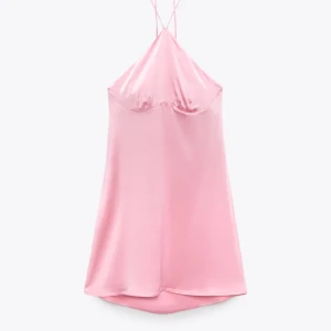 söt ljusrosa klänning - säljer denna söta klänning i satin som är perfekt nu till sommaren, endast använd ett fåtal gånger💕