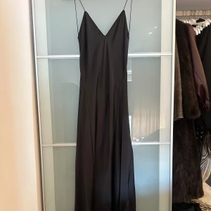 Lång klänning ifrån Zara - Klänning med öppen rygg, helt ny. Satin. 