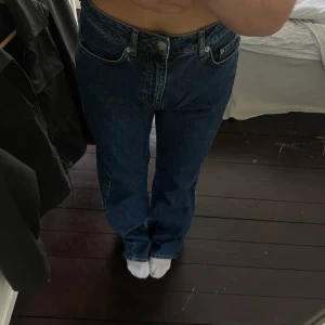 Superfina Jeans - Sååå snygga jeans i jättefin rak passform och färg! Tyvärr alldeles för långa för mig som är 158cm. Jeansen är i superfint skick från Nakd i storlek 38.⚡️⚡️⚡️