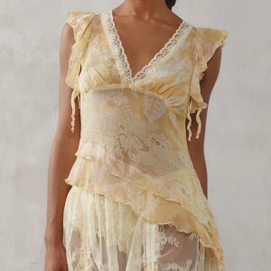 Gul sommartopp  - Jättesnygg gul topp perfekt till sommaren!! Helt ny med lappen på! Aldrig använd. Den är från Urban Outfitters och köptes för 500kr! 