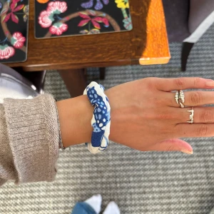 Accessoar Svenskt Tenn tyg - Hej! Tänkte göra en interessekoll på denna hårsnodd/armband i textilen ”La Plata”. Kom gärna med prisförslag om den är av interesse! 💙