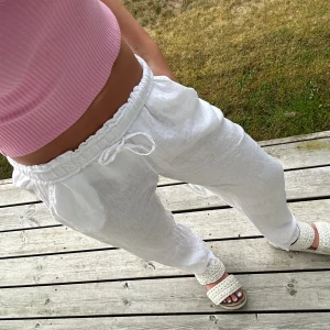 Vita linnebyxor  - Vita linne byxor från design by si, säljer även i beige också! Byxorna är nästan helt oanvända och har inga defekter💕