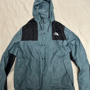 North face regnjacka - North face regnjacka (storlek S) Perfekt för lite kylare dagar nu på sommaren   Skriv pm  för mer info om den eller fler bilder 