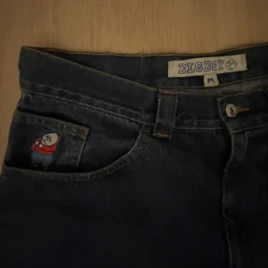 Big boy jeans - Säljer dessa big boy jeans i storlek M. De är i fint skick förutom att de är lite trasiga där nere som man kan se på bild 3. De är i gamla loggan så de går inte att få tag på nya längre. Nypris är typ 1200